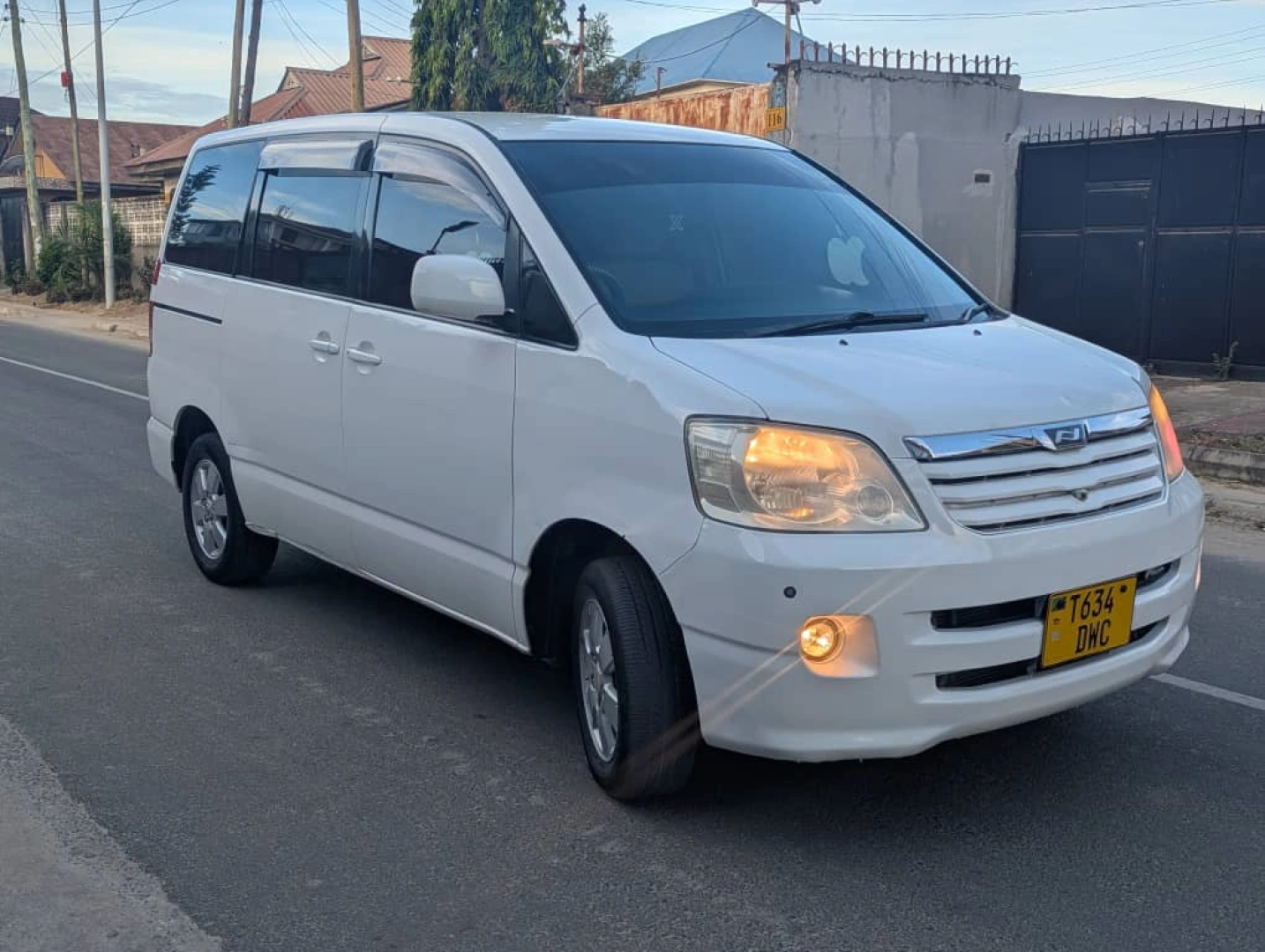 Used 2005 Toyota Noah Minivan 1790cc Automatic thumbnail 3
