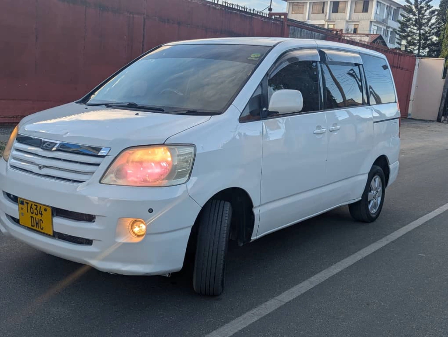 Used 2005 Toyota Noah Minivan 1790cc Automatic thumbnail 4