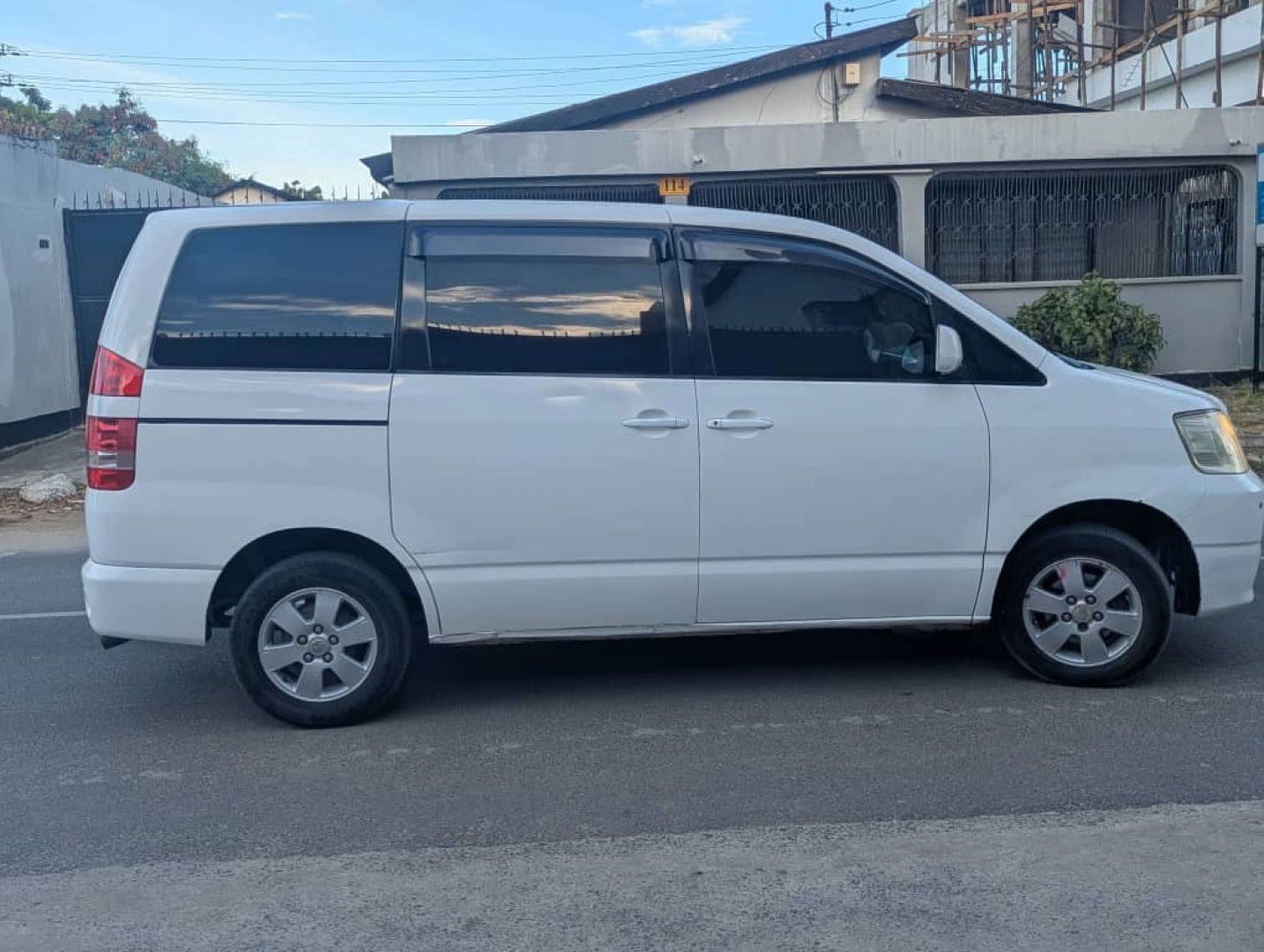 Used 2005 Toyota Noah Minivan 1790cc Automatic thumbnail 5