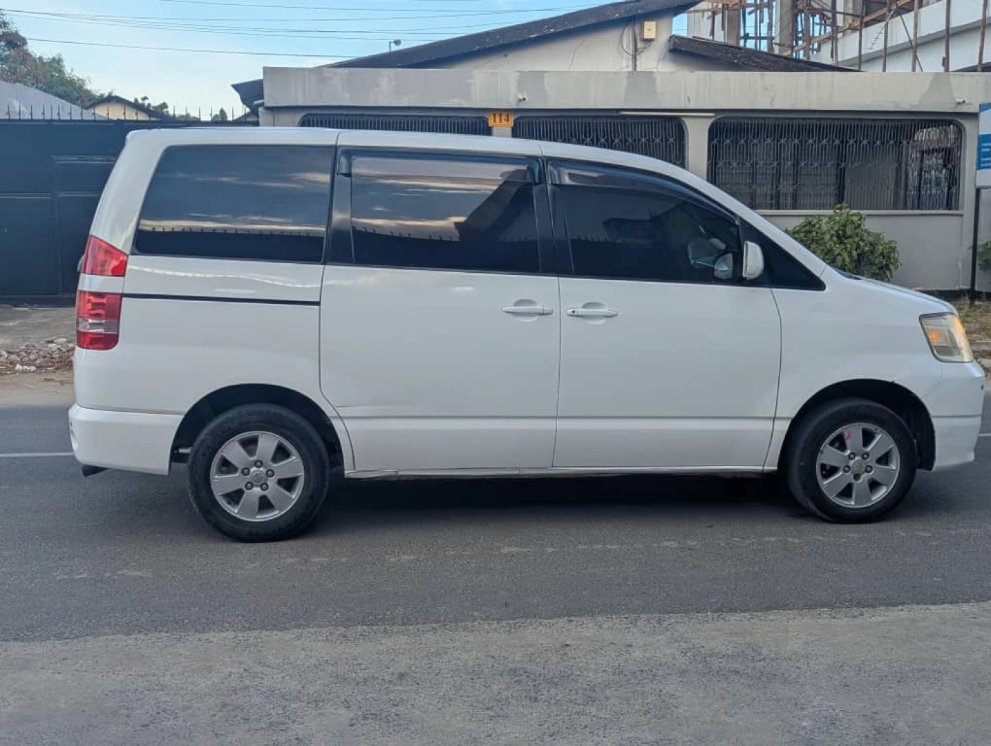 Used 2005 Toyota Noah Minivan 1790cc Automatic thumbnail 6