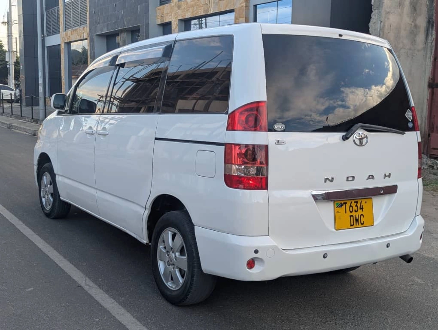 Used 2005 Toyota Noah Minivan 1790cc Automatic thumbnail 8