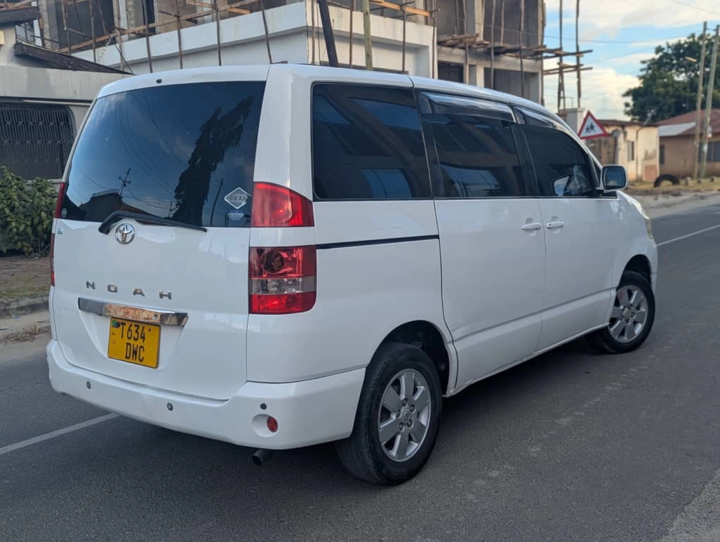 Used 2005 Toyota Noah Minivan 1790cc Automatic thumbnail 9