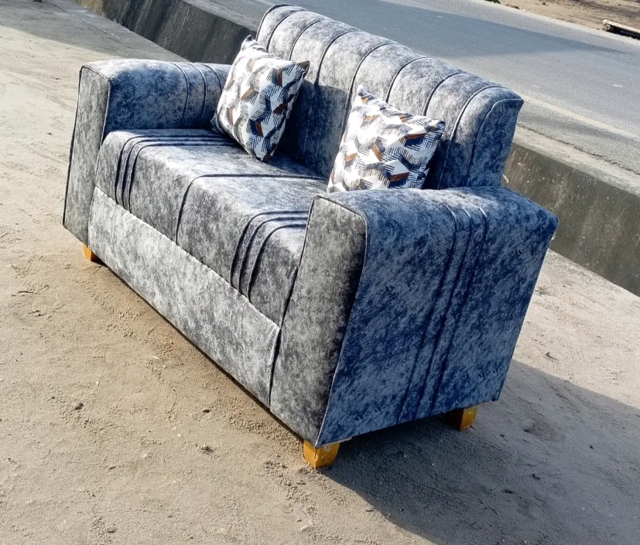 Brand New Two-Seater Sofa (Sofa za Watu Wawili)