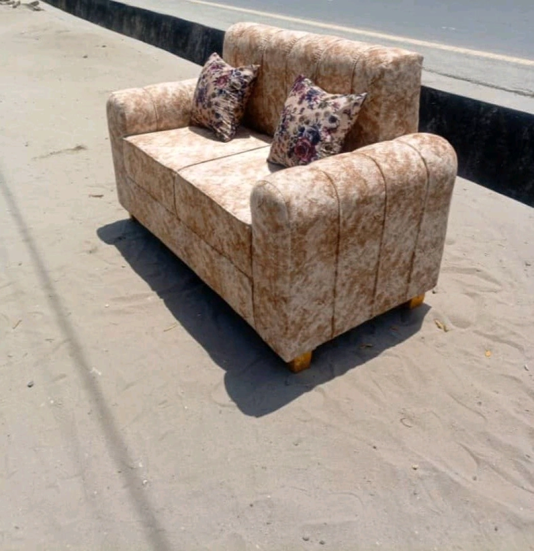 Brand New Two-Seater Sofa (Sofa za Watu Wawili) thumbnail 3