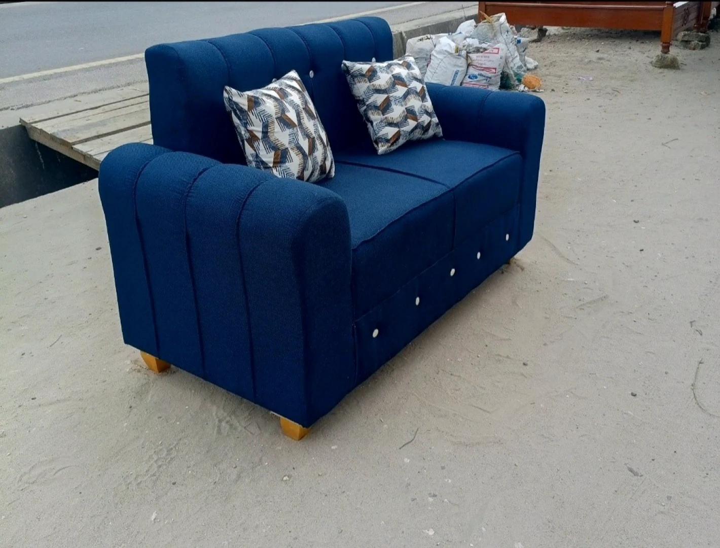 Brand New Two-Seater Sofa (Sofa za Watu Wawili) thumbnail 6