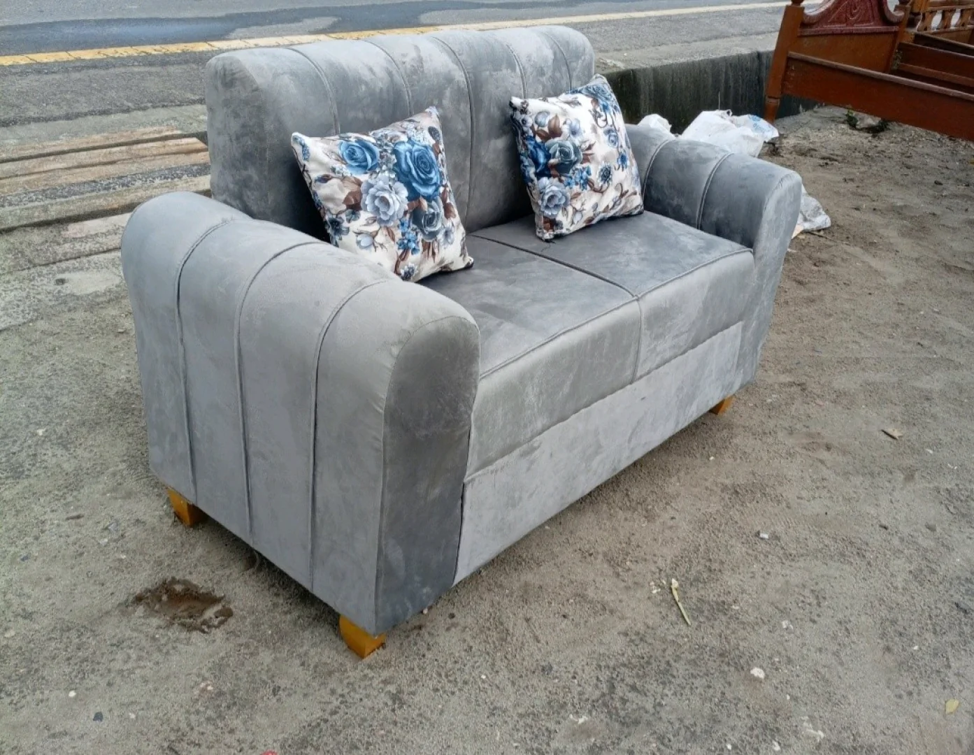 Brand New Two-Seater Sofa (Sofa za Watu Wawili) thumbnail 8