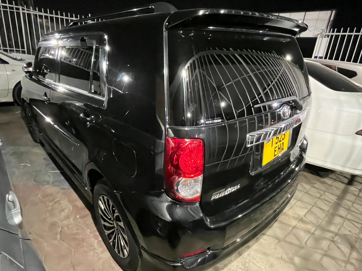 Toyota Rumion Compact MPV Black thumbnail 5