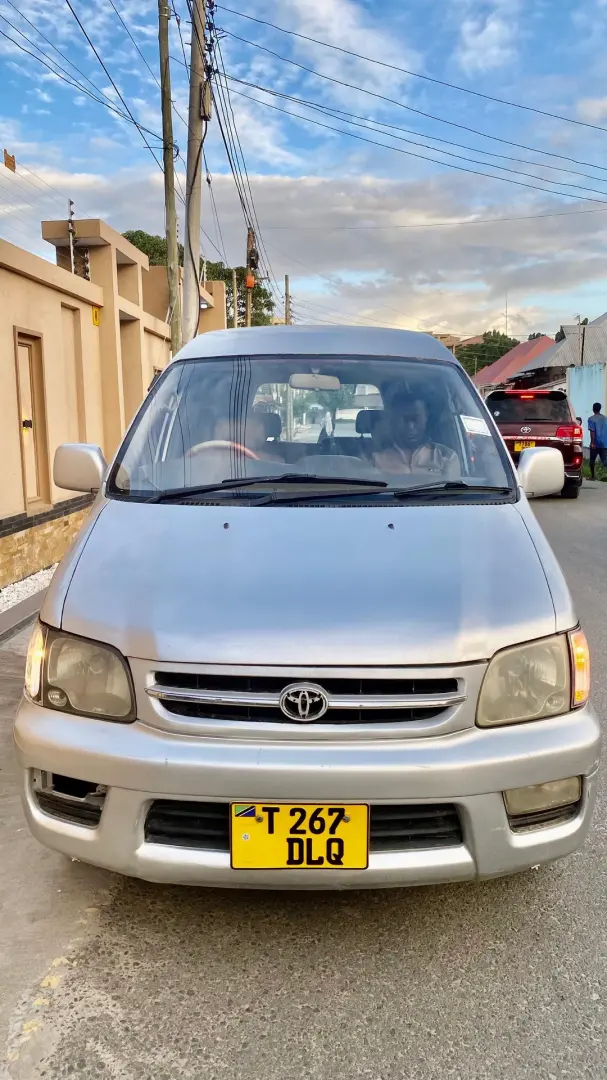 Toyota Noah SR40 DLQ