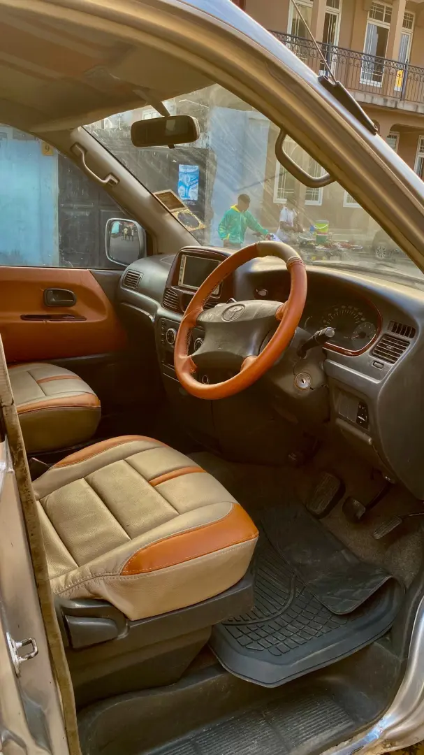 Toyota Noah SR40 DLQ thumbnail 2