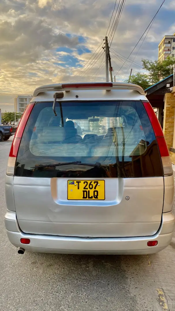 Toyota Noah SR40 DLQ thumbnail 4