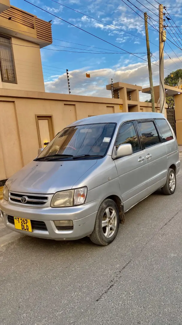 Toyota Noah SR40 DLQ thumbnail 5