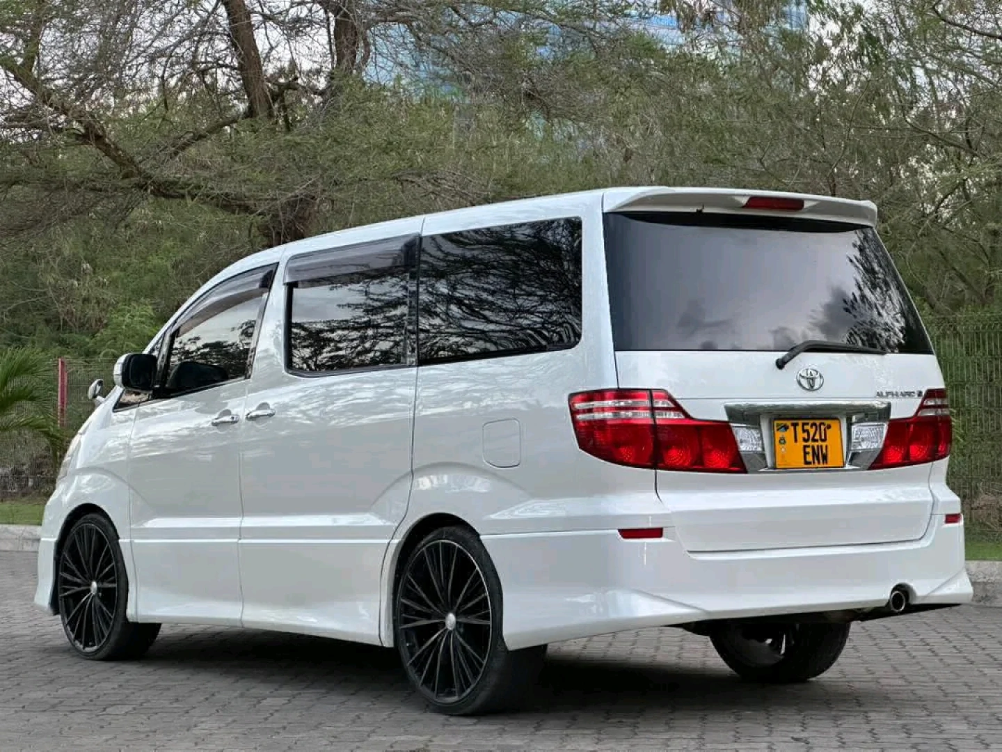 Toyota Alphard Van 2006 (REG ENW) thumbnail 2