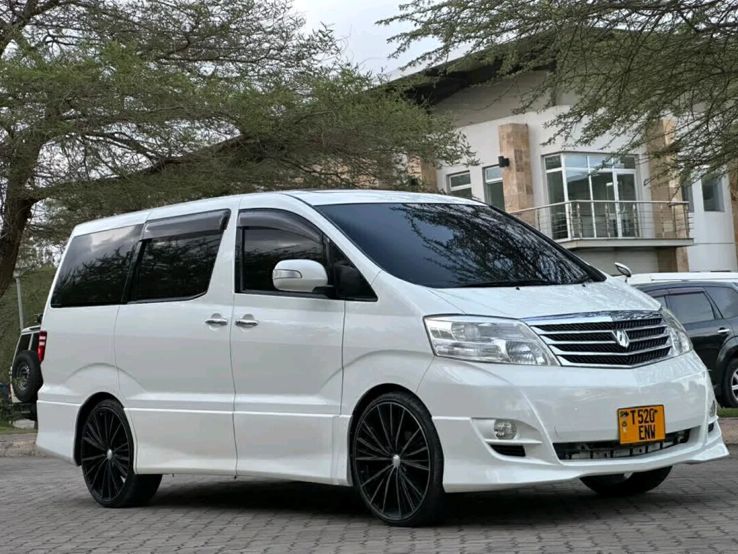 Toyota Alphard Van 2006 (REG ENW) thumbnail 3