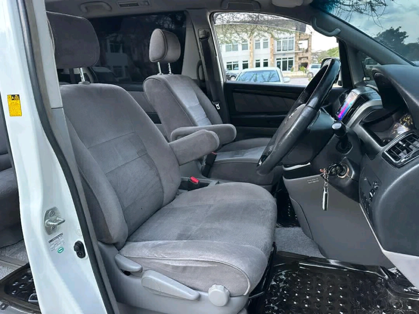 Toyota Alphard Van 2006 (REG ENW) thumbnail 8