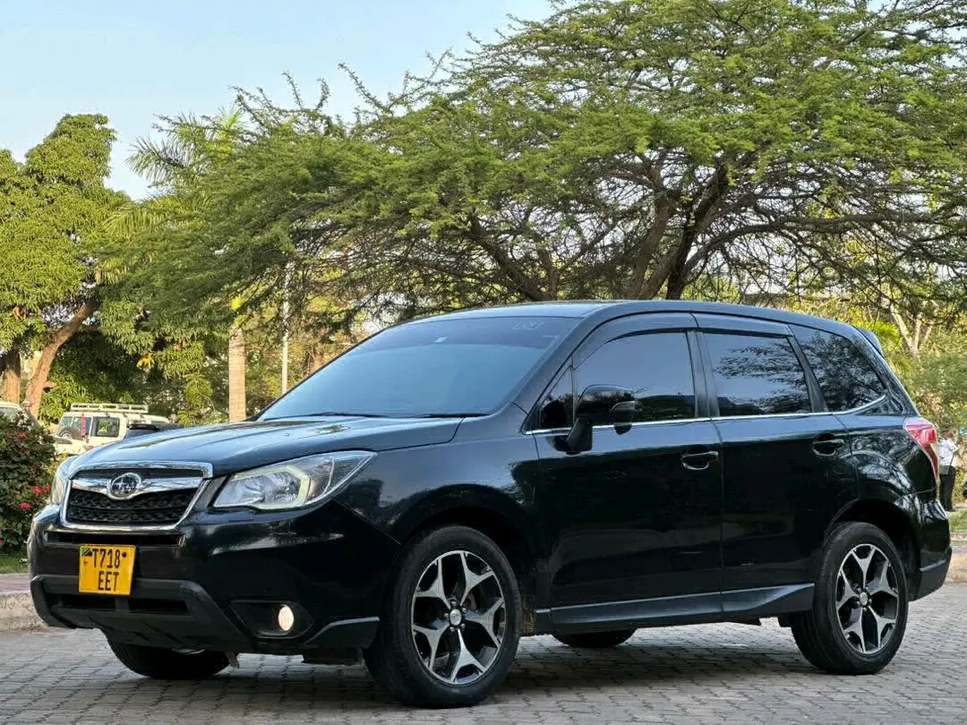 Black 2014 Subaru Forester, 66,000 km thumbnail 6