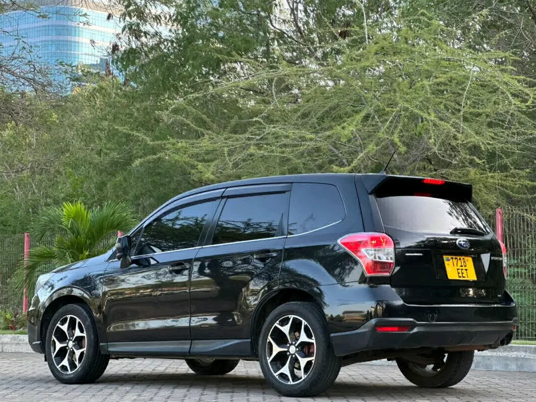 Black 2014 Subaru Forester, 66,000 km thumbnail 9