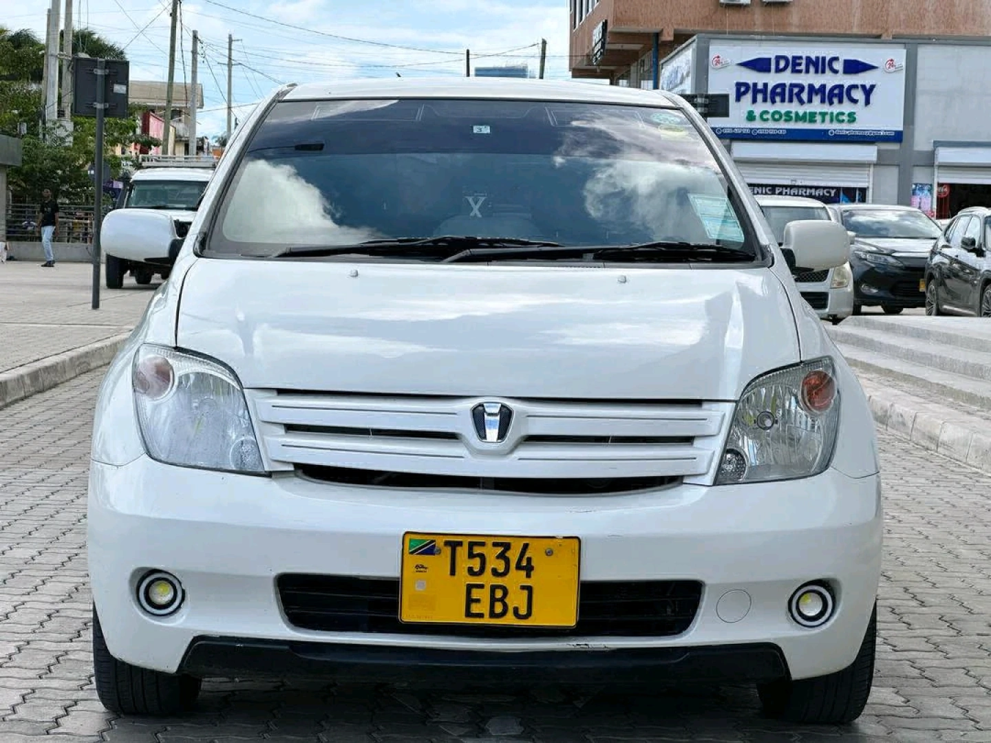 Toyota IST 2004 White Low Mileage