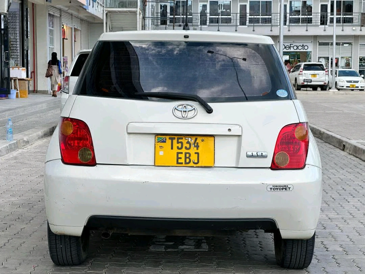 Toyota IST 2004 White Low Mileage thumbnail 2