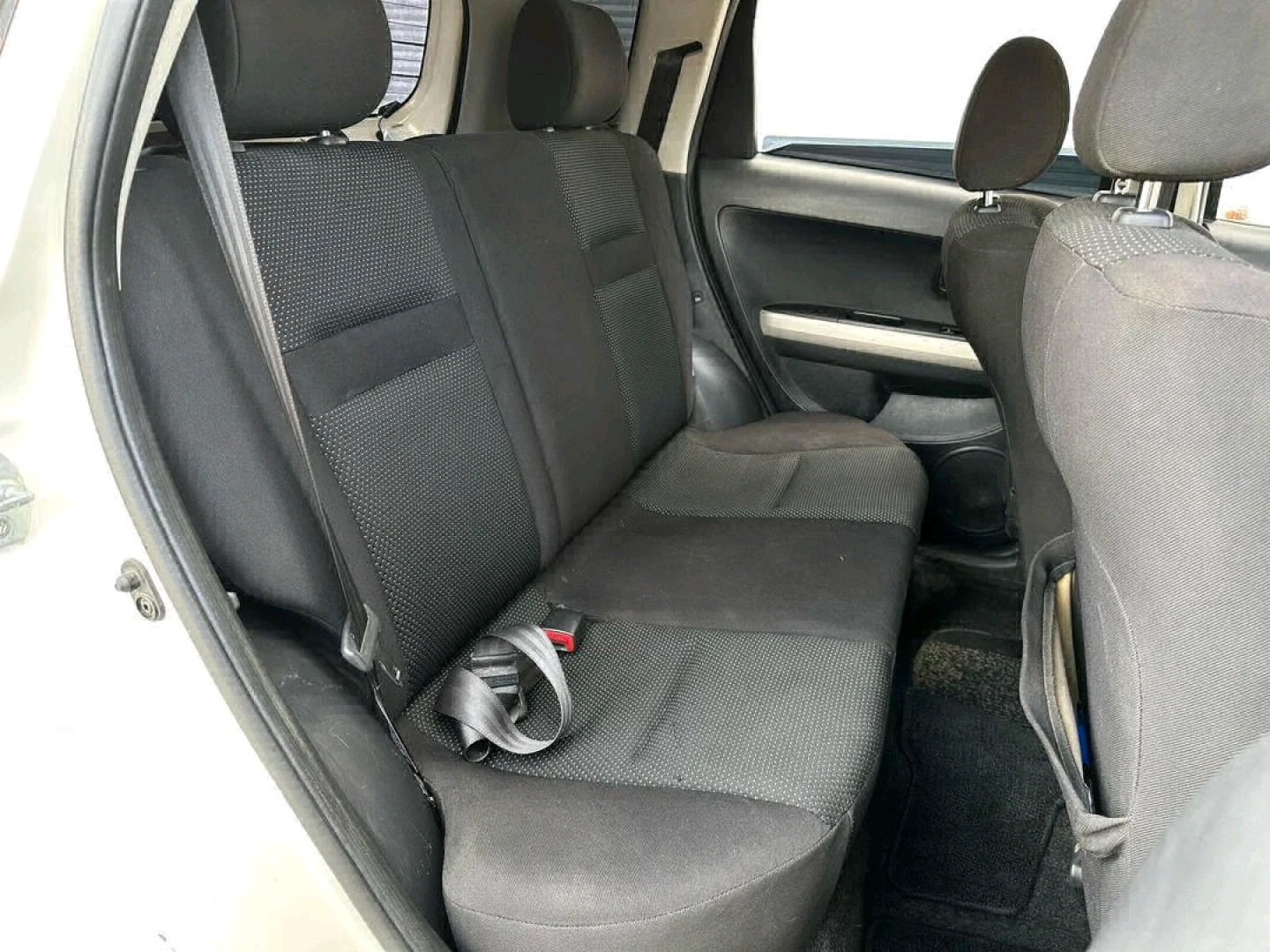 Toyota IST 2004 White Low Mileage thumbnail 3