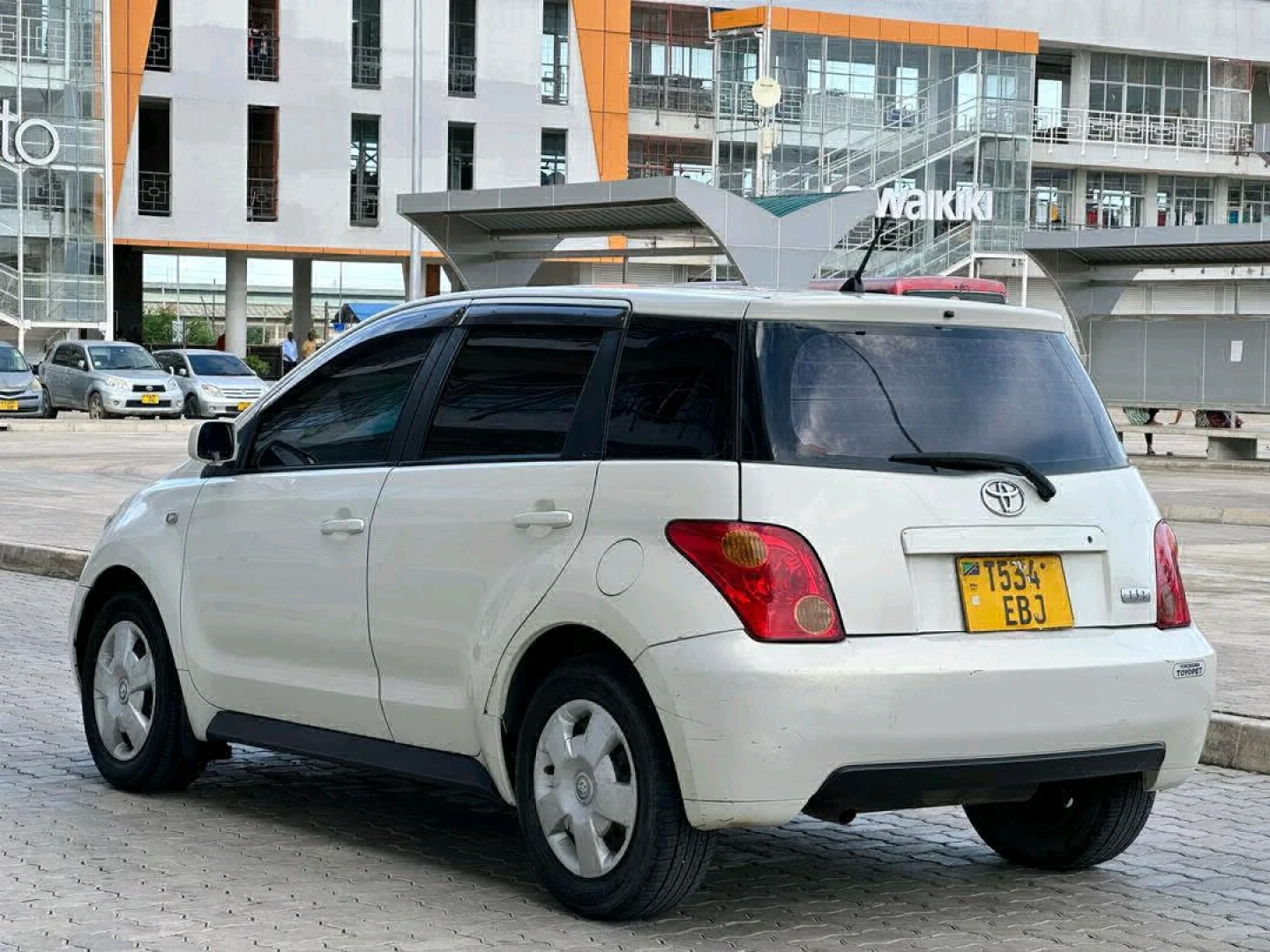 Toyota IST 2004 White Low Mileage thumbnail 4