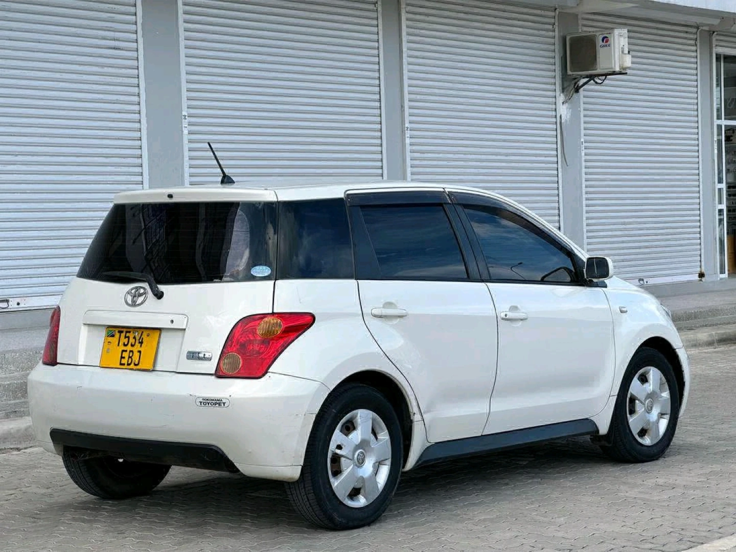 Toyota IST 2004 White Low Mileage thumbnail 5