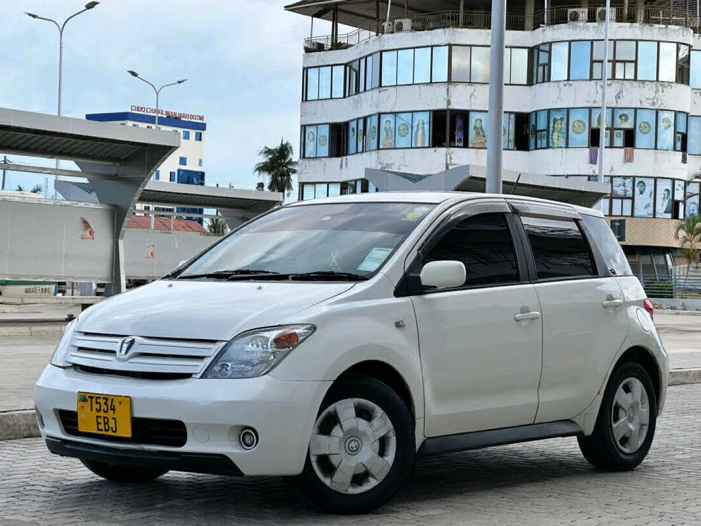 Toyota IST 2004 White Low Mileage thumbnail 7