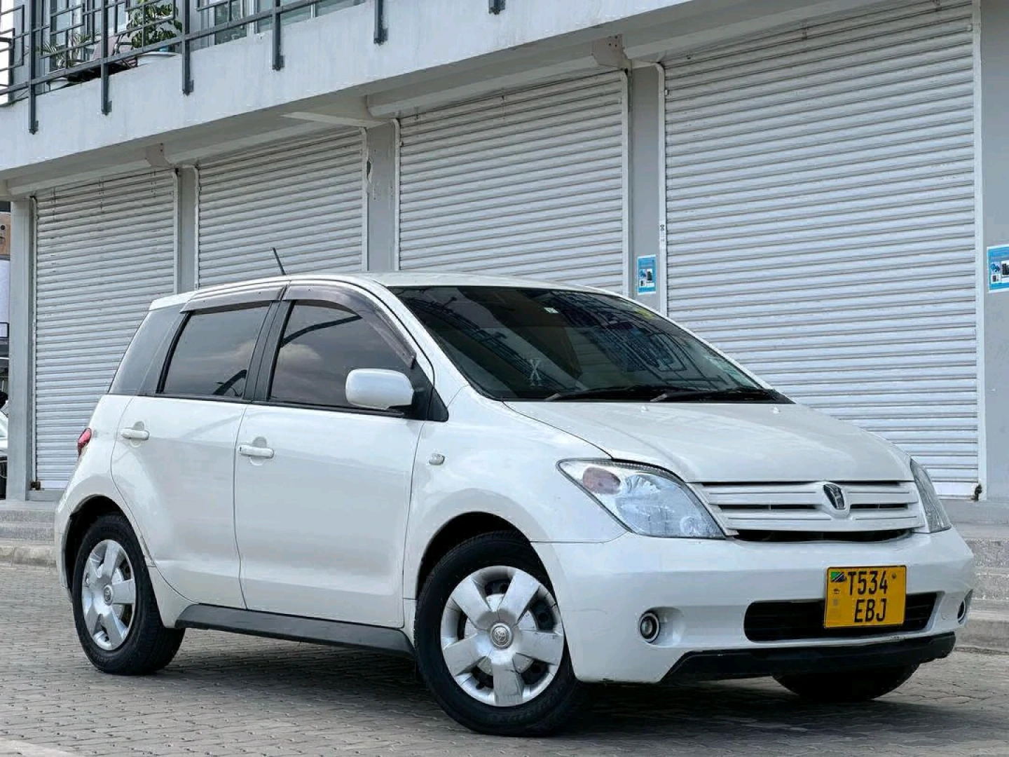 Toyota IST 2004 White Low Mileage thumbnail 8