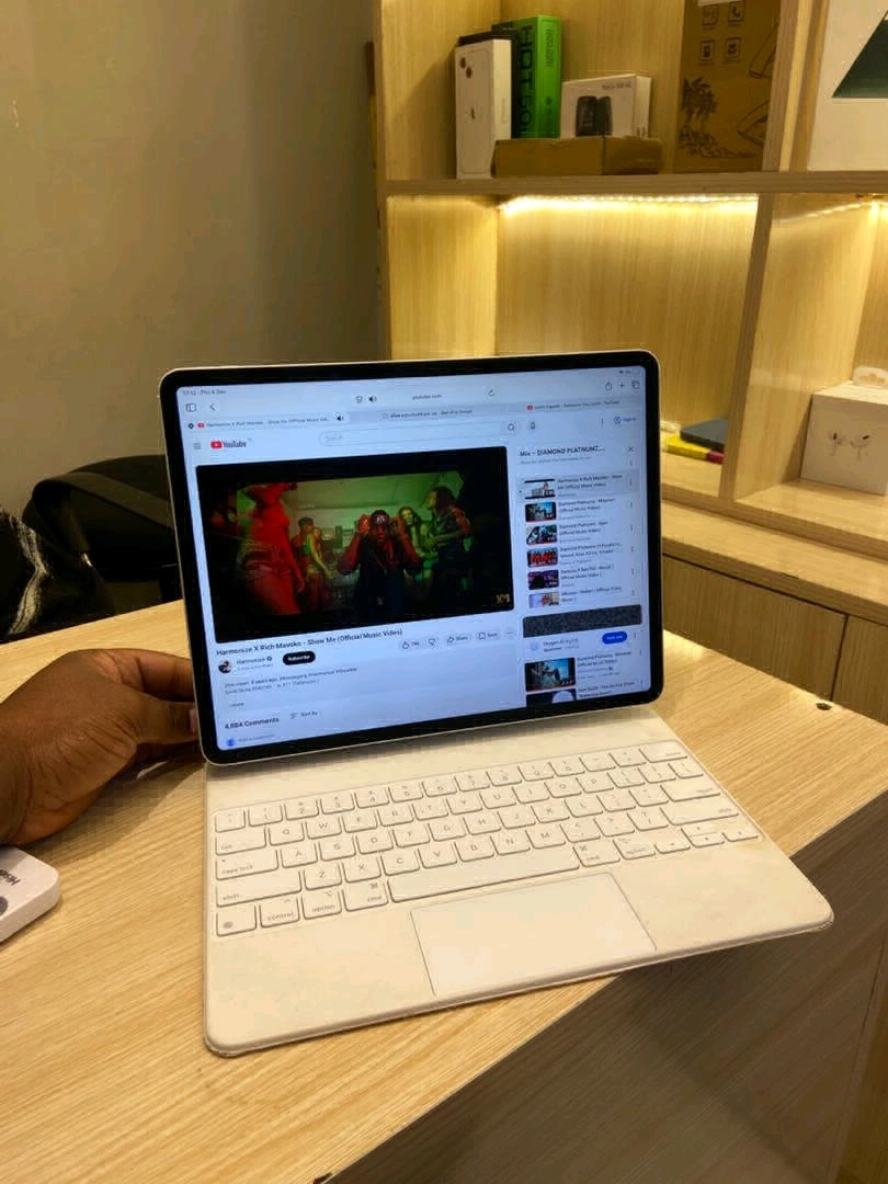 Apple iPad Pro 12.9-inch (3rd Gen) 256GB + Free Magic Keyboard