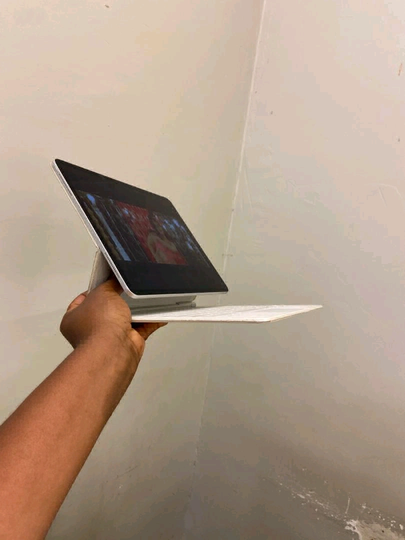 Apple iPad Pro 12.9-inch (3rd Gen) 256GB + Free Magic Keyboard thumbnail 2