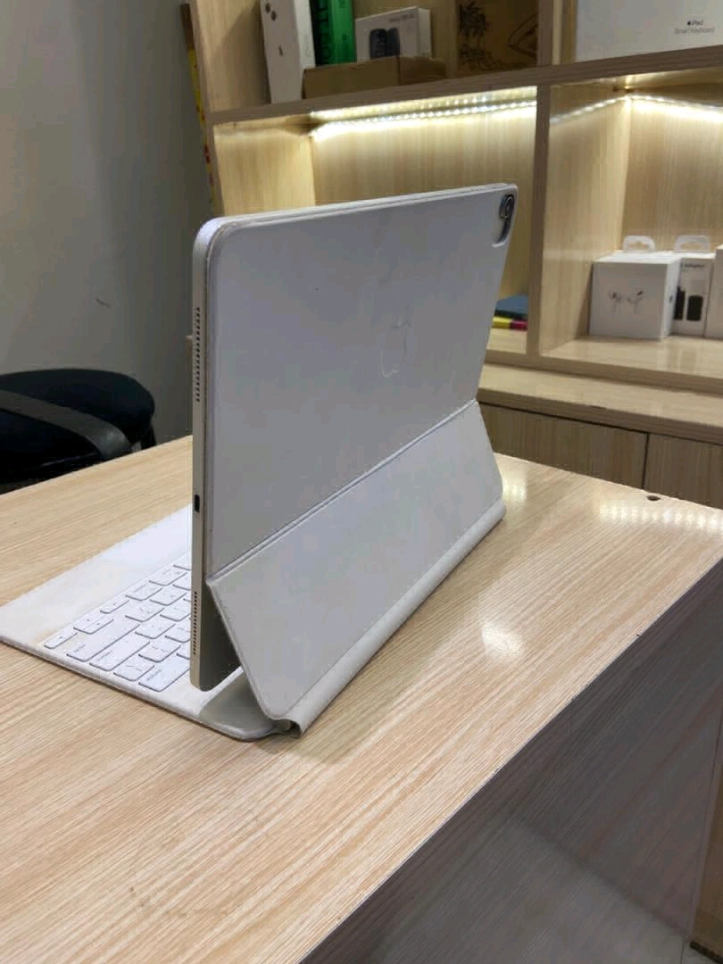 Apple iPad Pro 12.9-inch (3rd Gen) 256GB + Free Magic Keyboard thumbnail 4