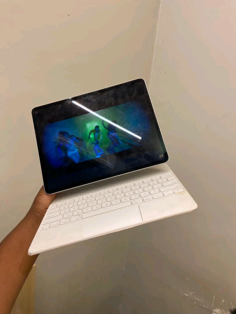 Apple iPad Pro 12.9-inch (3rd Gen) 256GB + Free Magic Keyboard thumbnail 5