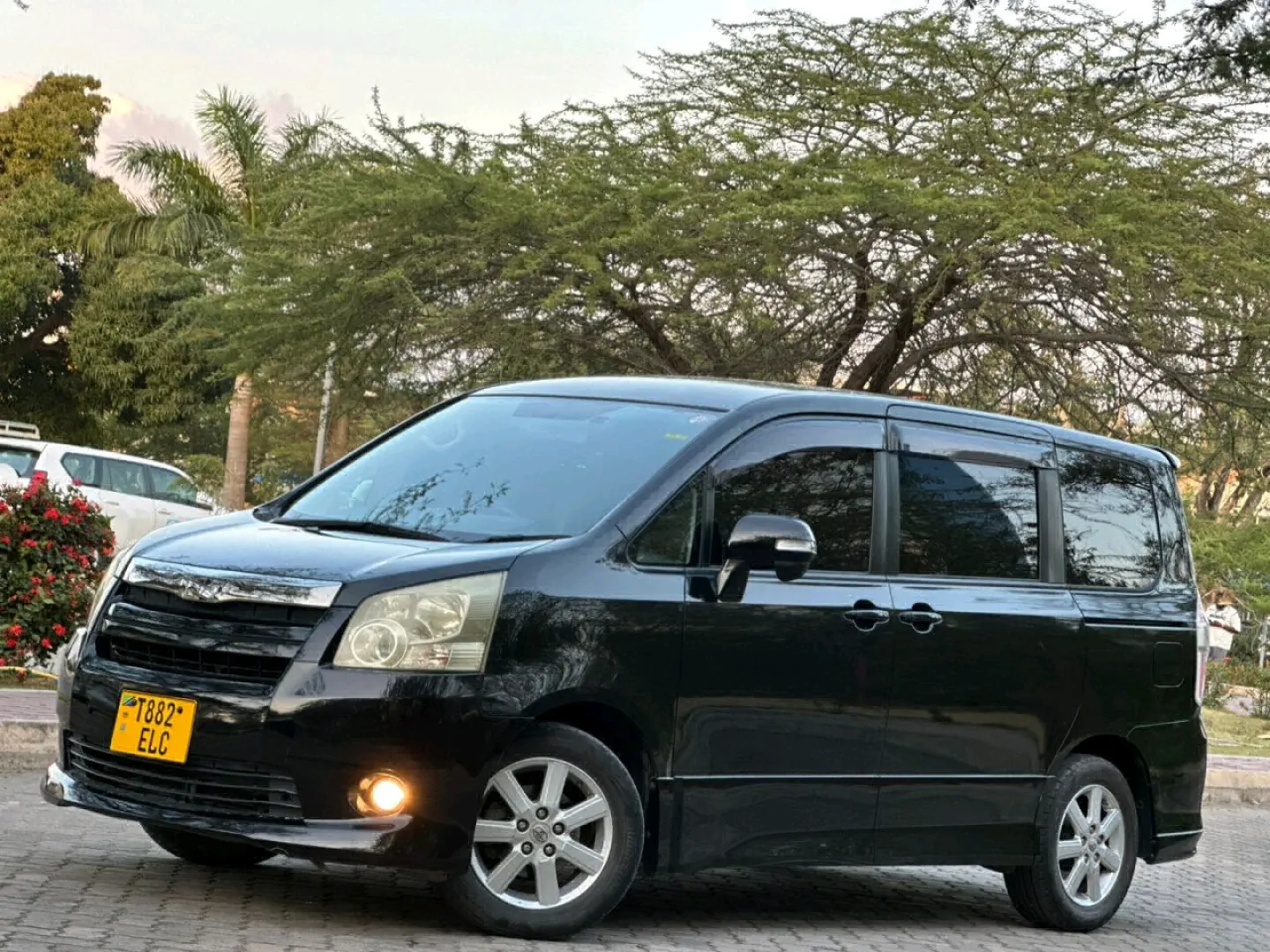 Toyota Noah New Model Shape 2009 (Reg ELC) thumbnail 2