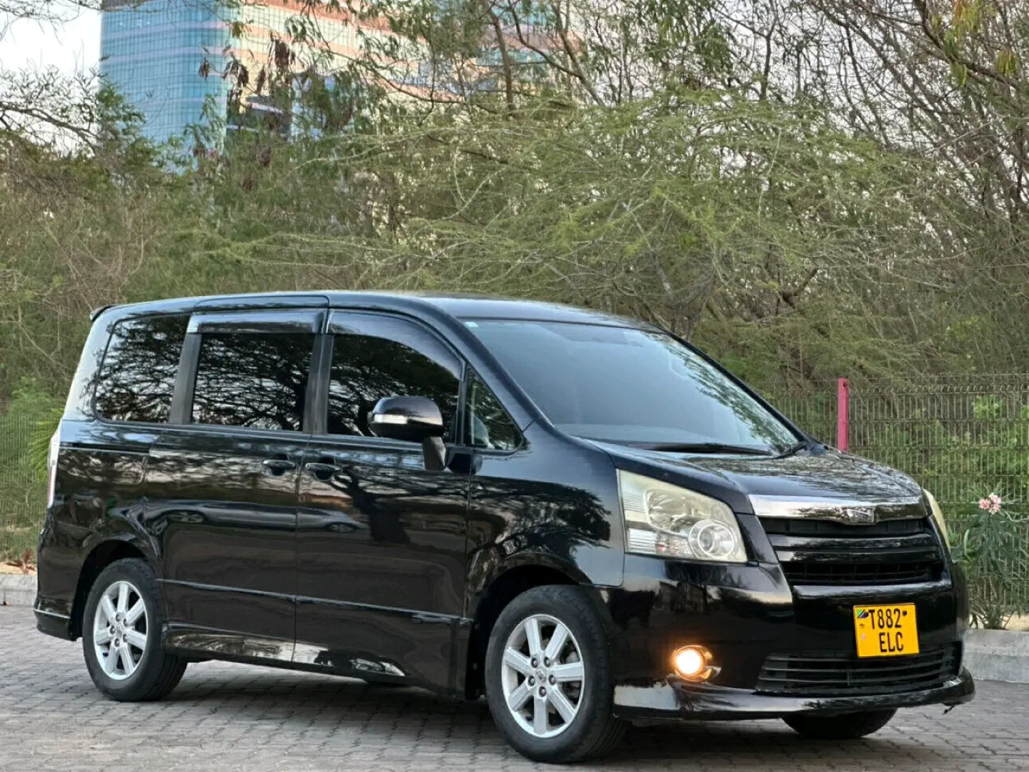 Toyota Noah New Model Shape 2009 (Reg ELC) thumbnail 3