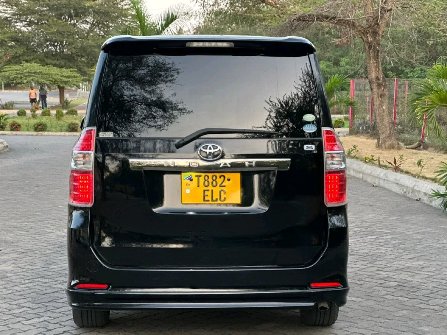 Toyota Noah New Model Shape 2009 (Reg ELC) thumbnail 4