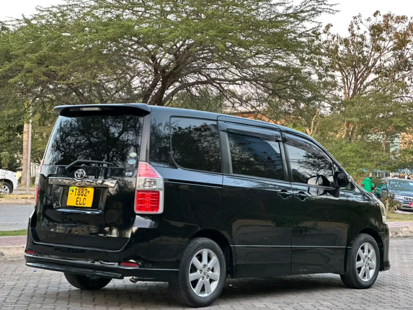 Toyota Noah New Model Shape 2009 (Reg ELC) thumbnail 5