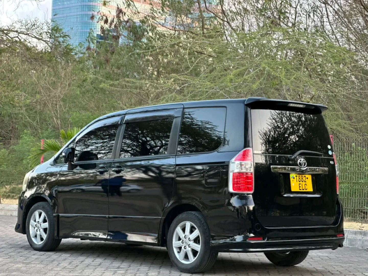 Toyota Noah New Model Shape 2009 (Reg ELC) thumbnail 6