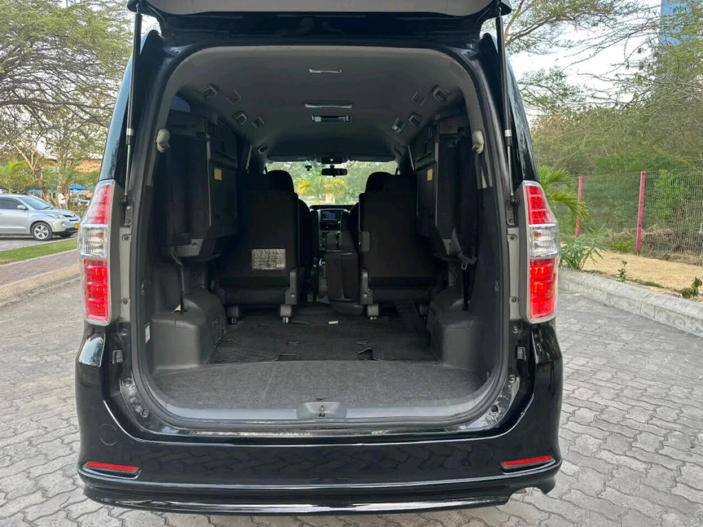 Toyota Noah New Model Shape 2009 (Reg ELC) thumbnail 7