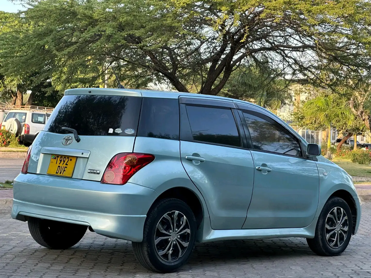 Toyota Ist 2004 Hatchback (Low Mileage) thumbnail 3