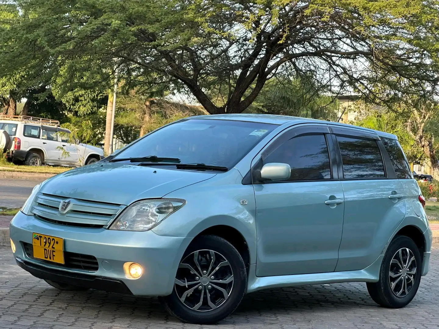 Toyota Ist 2004 Hatchback (Low Mileage) thumbnail 5