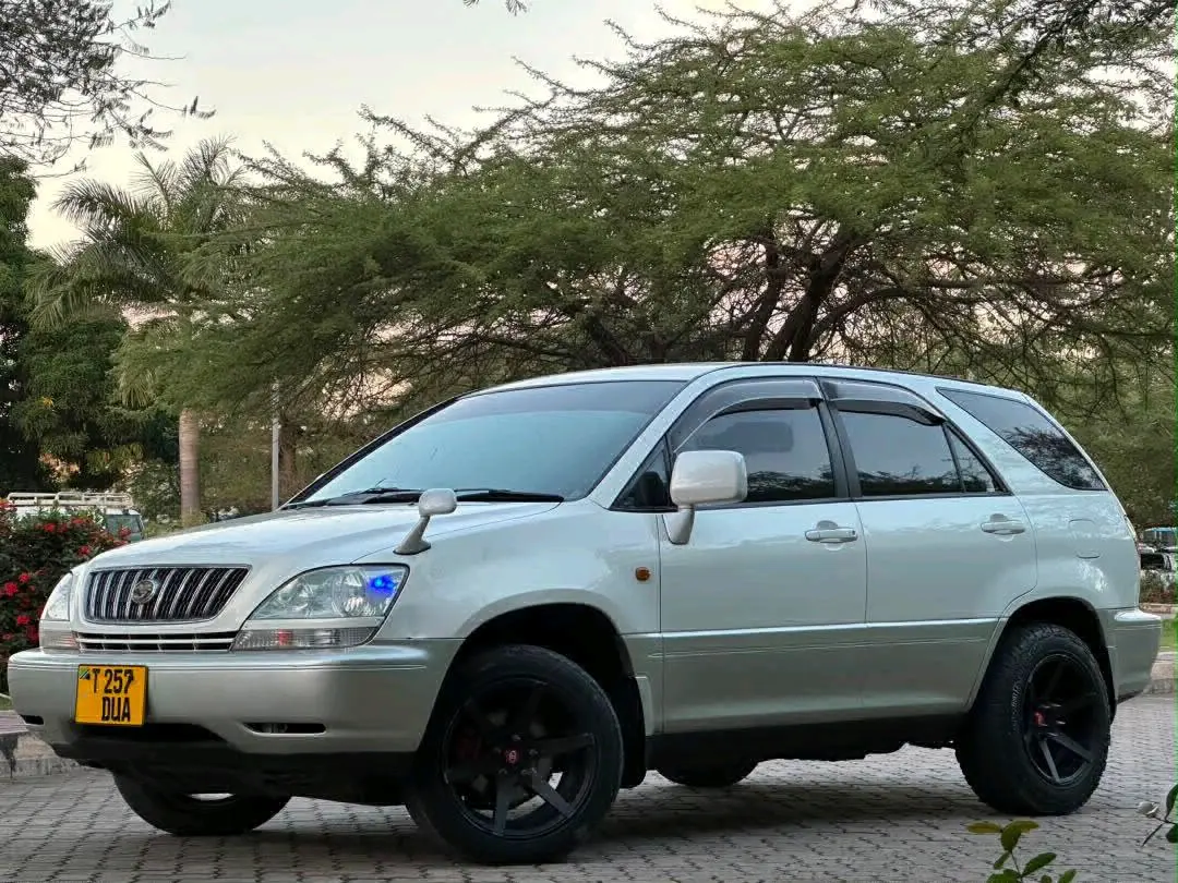 Toyota Harrier 2004 - Pearl White thumbnail 2