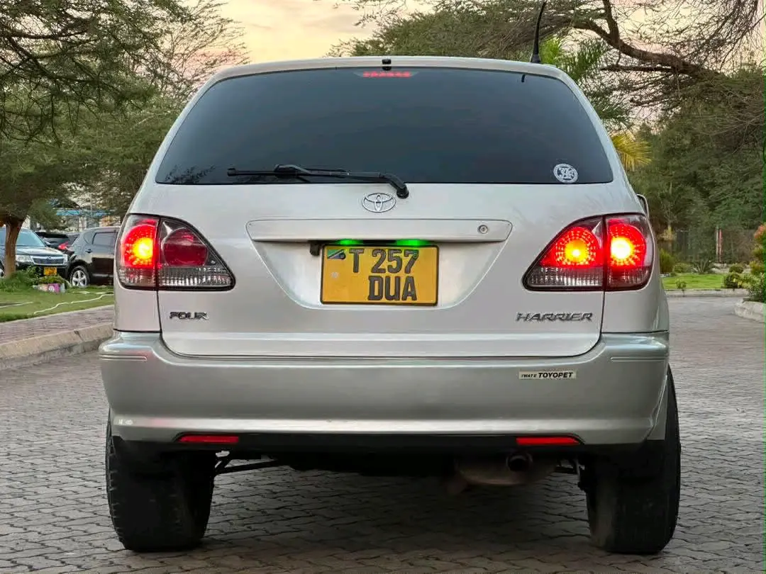 Toyota Harrier 2004 - Pearl White thumbnail 4
