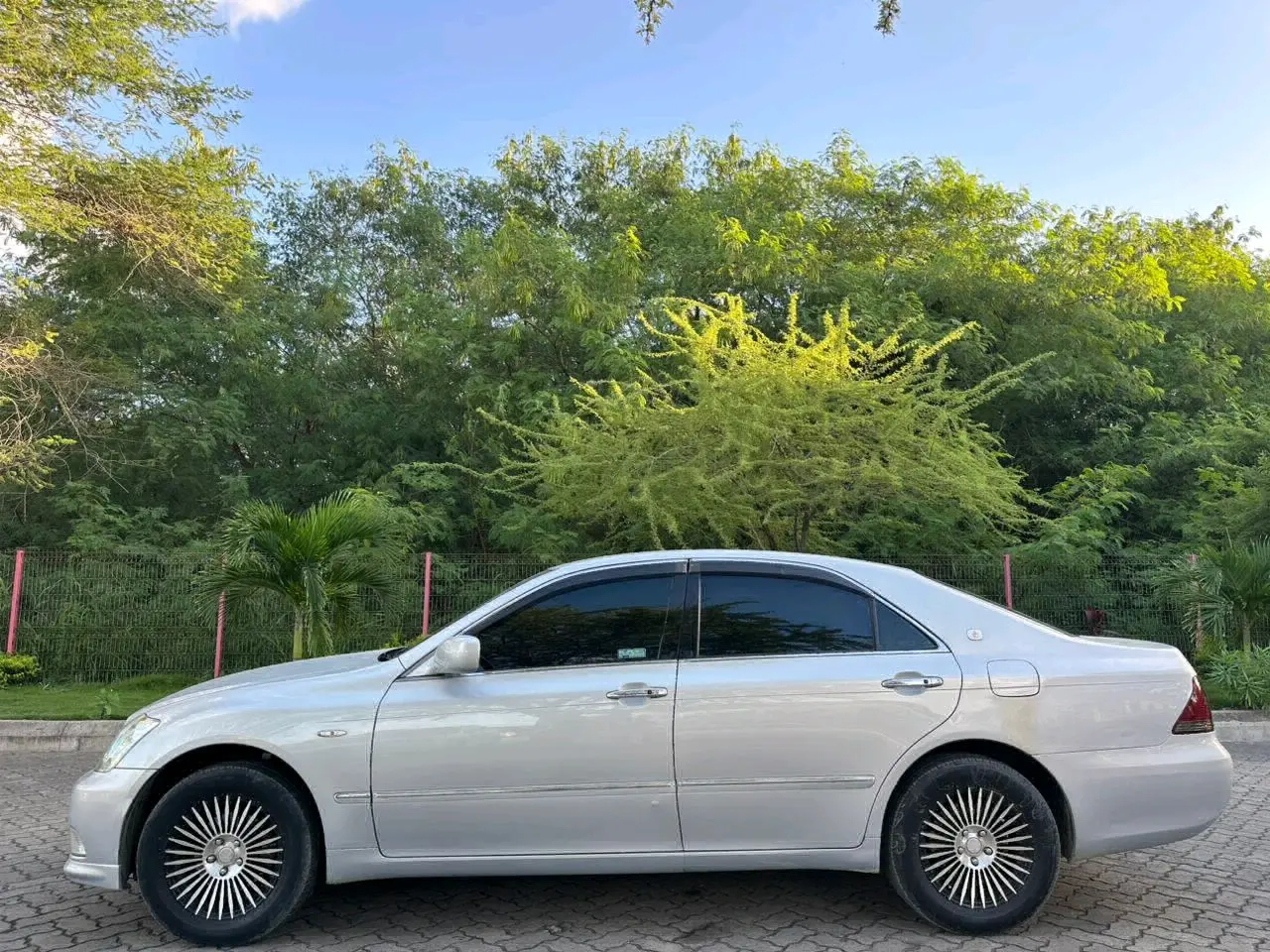 Toyota Crown Athlete 2004 thumbnail 3