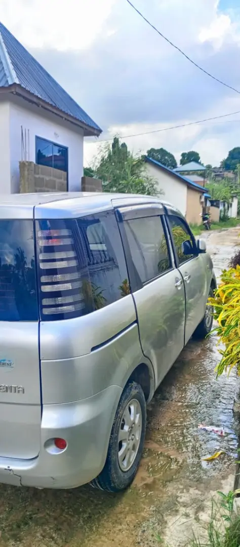 Toyota Sienta thumbnail 3