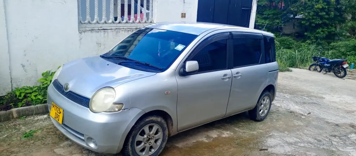 Toyota Sienta thumbnail 4