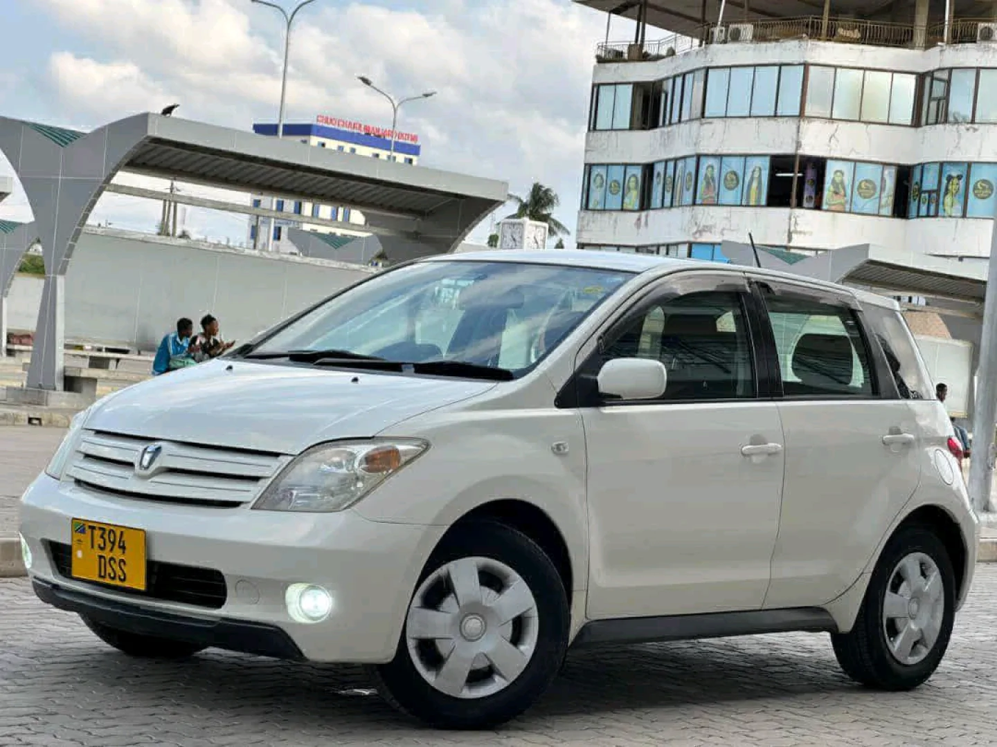 Toyota IST 2005 Pearl White thumbnail 4