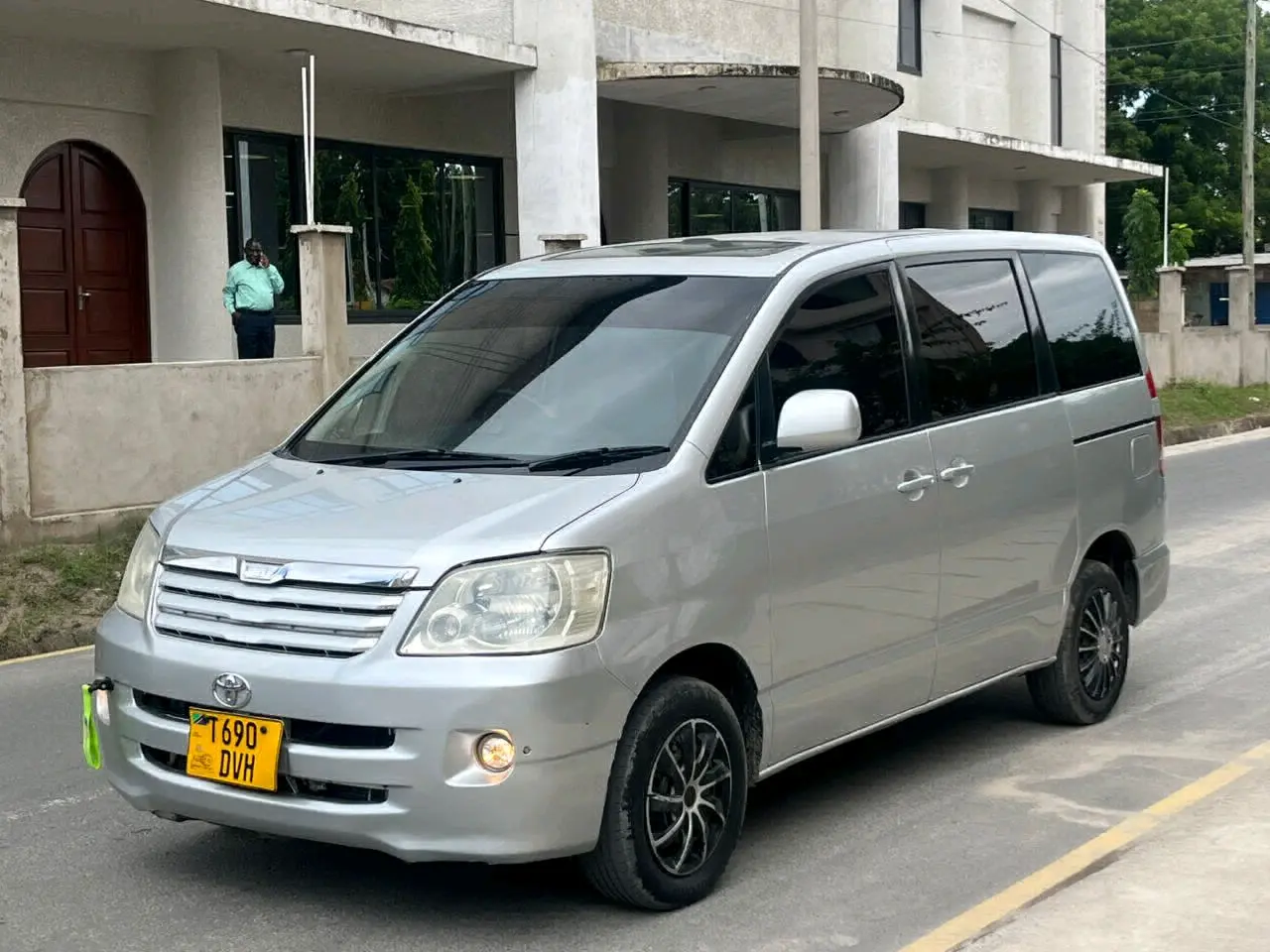 Toyota Noah Silver thumbnail 2