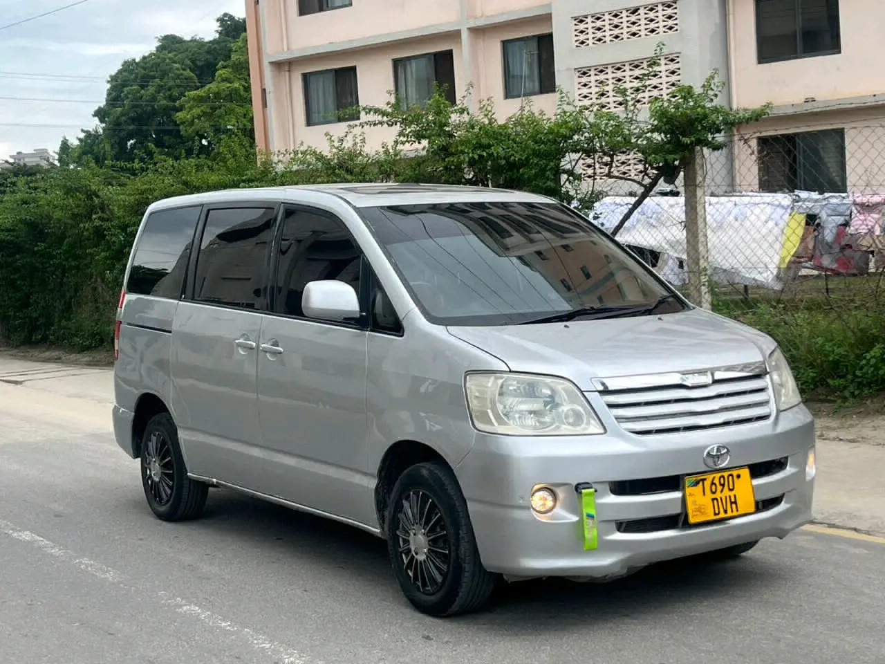 Toyota Noah Silver thumbnail 3