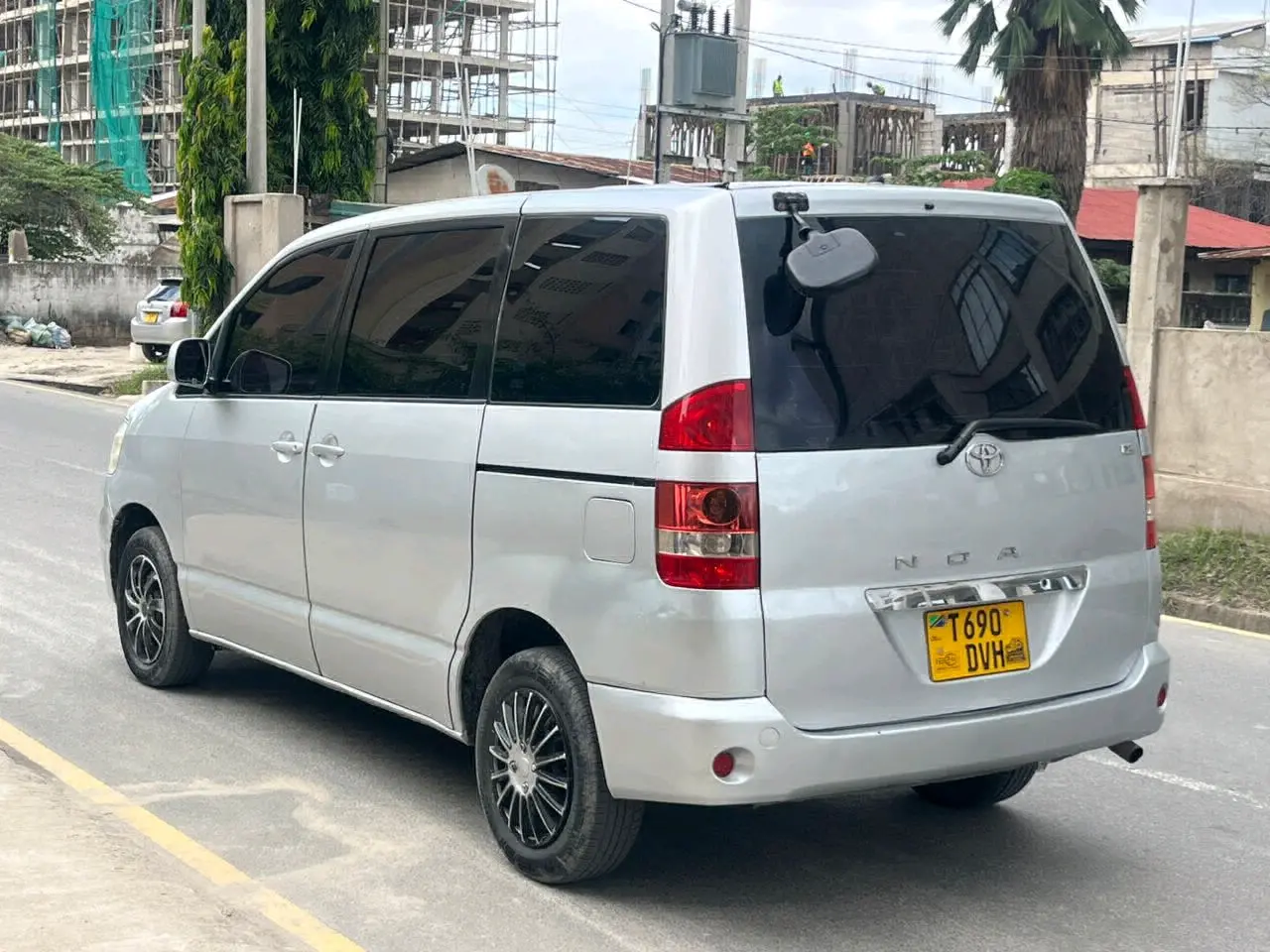 Toyota Noah Silver thumbnail 4