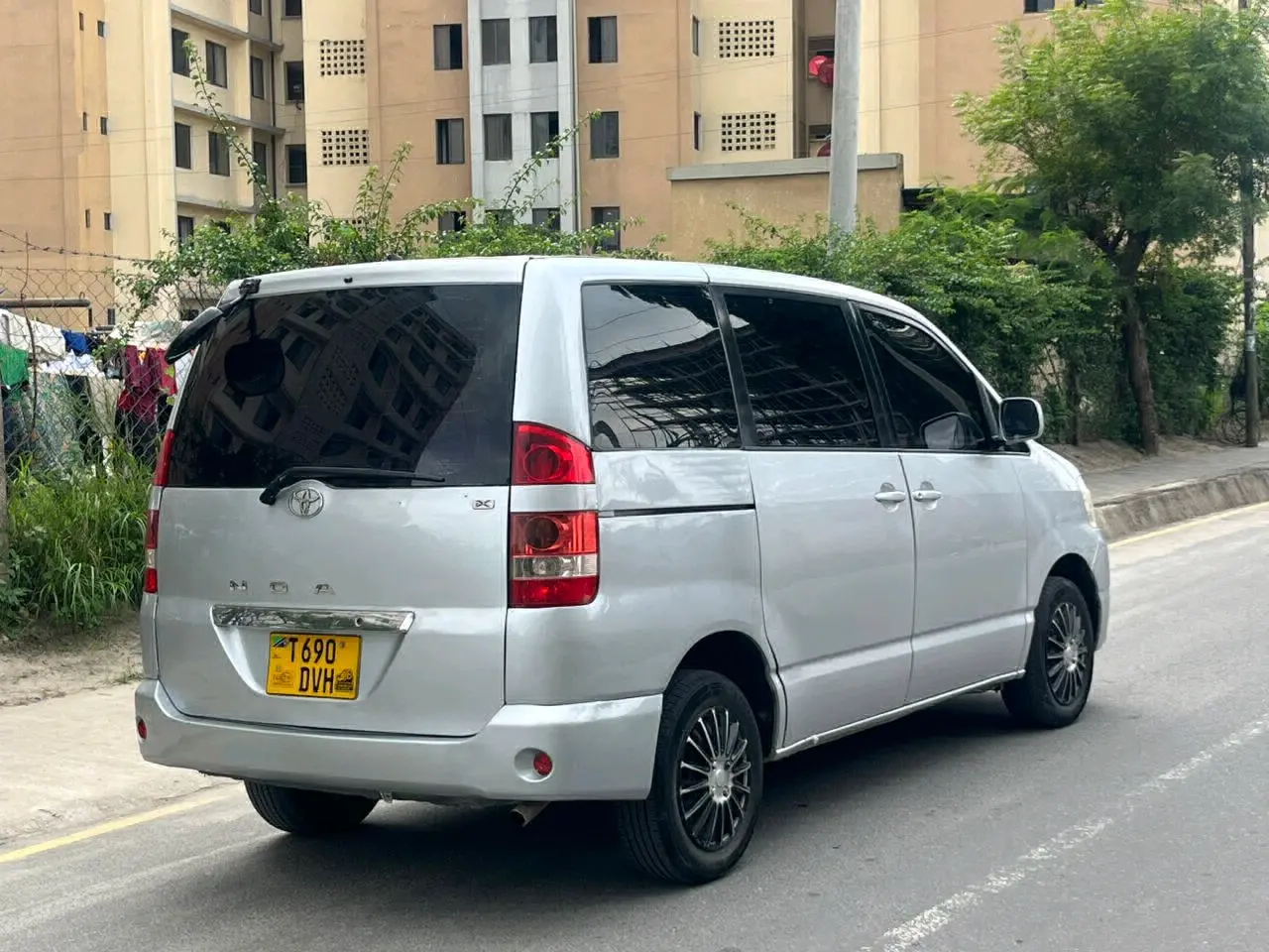 Toyota Noah Silver thumbnail 5