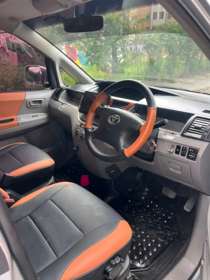 Toyota Noah Silver thumbnail 6